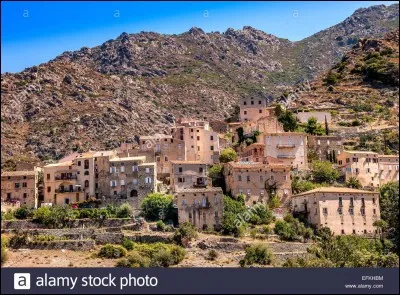 À la frontière de la Balagne et du Nebbiu le village est un parfait mariage de paysages rocailleux et de maquis verdoyant.