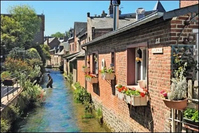C'est une station balnéaire de poche qui abrite le plus petit fleuve de France (1 150 m), des moulins, des maisons de pêcheurs, des jardins champêtres.