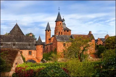 Tout de grès rouge habillé ce village est un enchantement, maisons fortifiées, échauguettes, tourelles. Tout attire le regard.