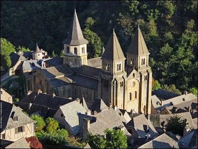 Une abbatiale, de la pierre dorée, des toits de lauze, des ruelles à flanc de colline dans ce site encore naturel. Ce village se trouve sur le chemin de St-Jacques.