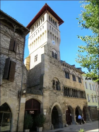 Le village, au confluent de l'Aveyron et de la Bonnette, est construit autour de canaux, de fontaines et de tanneries. Un beffroi carré domine la place centrale et la halle.