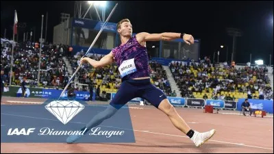 En athlétisme, quel instrument ne lance-t-on pas ?