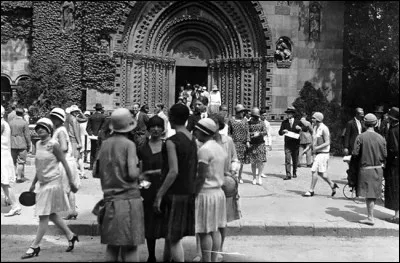 Comment appelle-t-on les années qui ont suivi la Première Guerre mondiale en France ?