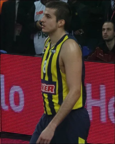 Où Nemanja Bjelica avait-il signé, avant de finalement revenir sur son accord pour signer avec les Kings ?