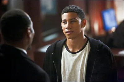 Comment se nomme le frère d'Iris ?