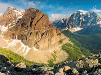 Comment appelle-t-on le passage entre deux montagnes ?