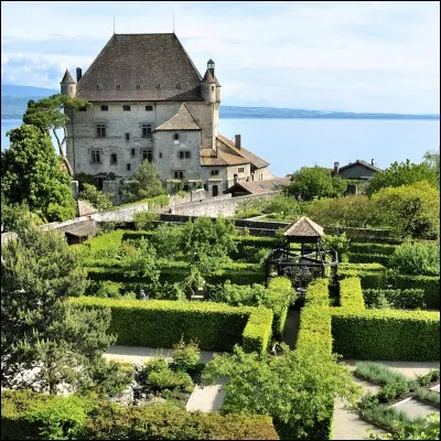 Allons ensuite à Yvoire. Yvoire, c'est un village médiéval très touristique, également connu pour son jardin, classé "Jardin remarquable" par le ministère de la Culture. Mais connaissez-vous son nom ?