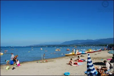 Arrêtons-nous maintenant quelques kilomètres après Yvoire pour un après-midi plage. Sur le lac, la plupart sont des plages de galets mais on peut trouver une plage très "océanique" de sable fin. Savez-vous où ?