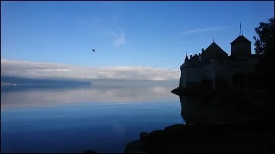 Allons visiter le château de Chillon, une forteresse médiévale contrôlée au XIIe siècle par les comtes de Savoie, puis par les Bernois dès 1536 et enfin par le canton de Vaud à partir de 1793. Pouvez-vous le reconnaître parmi tous ces châteaux ?