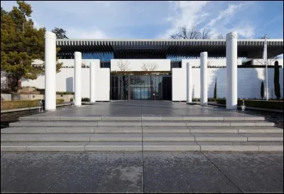 Restons un peu à Lausanne, visitons le Musée Olympique et son parc. Que peut-on lire sur les marches qui nous mènent au musée ?