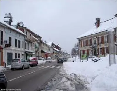 Petite parenthèse hivernale avec cette vue enneigée de Saint-Laurent-en-Grandvaux. Commune de Bourgogne-Franche-Comté, dans l'arrondissement de Saint-Claude, elle se situe dans le département ...