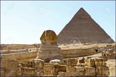 Quelle pyramide de la nécropole de Gizeh est comptée parmi les Sept Merveilles du monde antique ?