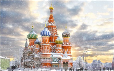 Sur quelle place se situe le Kremlin, à Moscou ?
