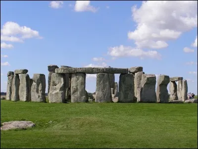 Lors de quelle période les mégalithes du site de Stonehenge ont-ils été érigés ?