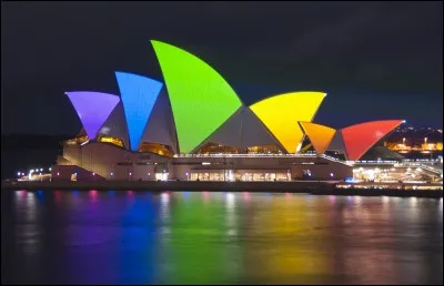 Combien de spectateurs la plus grande salle de l'opéra de Sydney peut-elle accueillir ?