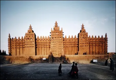 Comment la cité de Tombouctou, au Mali, est-elle surnommée ?