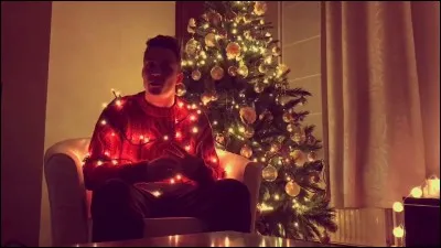 Il a une fois lancé un concours d'art (dessin, chant, danse,...) pour ses fans et le cadeau était de le rencontrer pour faire plusieurs activités ; quel était le nom de ce cadeau ?