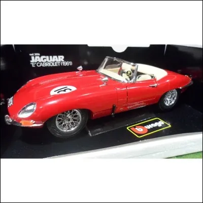 Anglaise, elle rugit dans un film de James Bond.