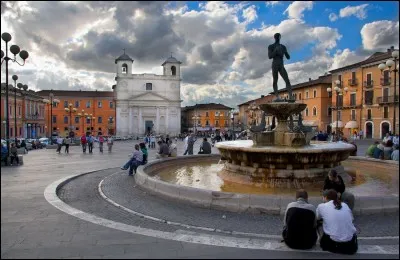 Dans quel pays se situe Aquila, chef-lieu de la région des Abruzzes ?