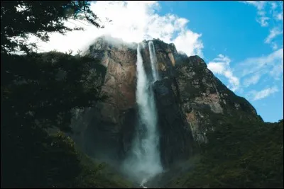 Dans quel pays peut-on admirer 'Le Salto Ángel', la plus grande chute d'eau au monde ?