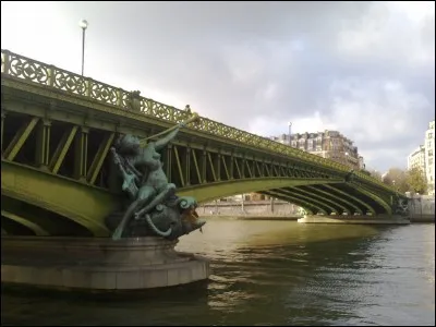 'Sous le pont Mirabeau coule la Seine, et nos amours
faut-il qu'il m'en souvienne... ' De quel poète sont ces vers ?