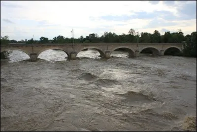 Quel président de la République assistant à une crue mémorable de la Garonne en 1875 prononça ces mots restés célèbres 'Que d'eau... que d'eau !' ?