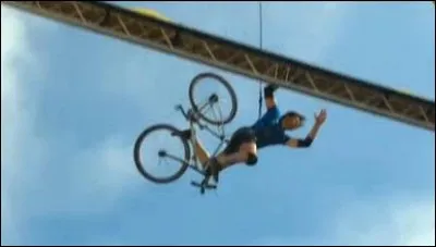 Au vélo, Nathalie Simon a-t-elle tenu plus ou moins de 3 secondes après son 1er coup de pédale ?