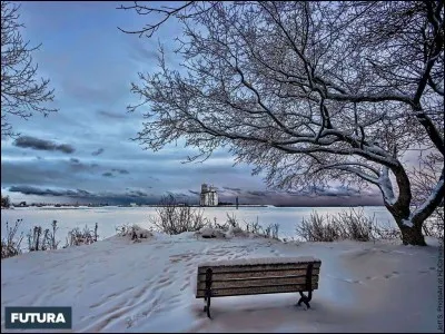 Complétez : "Au milieu de l'hiver, j'ai découvert en moi un ... été."