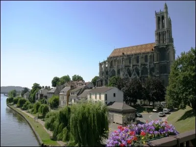 Habitants : 44 799
Devise : "Par tous les deux" 
Spécialité : La brioche 
À voir : Musée de l'Hôtel-Dieu 
A vu naître : Faudel 
Quelle est cette ville ?