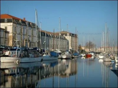 Habitants : 24 045 
Blason : Une étoile, une tour et un bateau 
Spécialité : Les huîtres 
À voir : La Corderie Royale
A vu naître : Pierre Loti
Quelle est cette ville ?