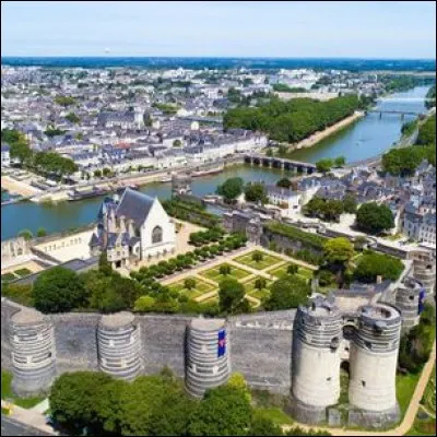Habitants : 151 520 
Devise : "Antique clef de France" 
Spécialité : Les fouées 
À voir : Terra Botanica 
A vu naître : Valérie Trierweiler 
Quelle est cette ville ?