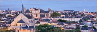 Habitants : 87 918 
Devise : "Sainte, saine et savante" 
Spécialité : Le chabichou 
À voir : Le Futuroscope 
A vu naître : Joël Robuchon 
Quelle est cette ville ?