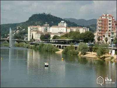 Habitants : 39 535
Devise : "La crosse se tient debout tandis que le lion veille et défend les tours" 
Spécialité : Les châtaignes 
À voir : Le fort Vauban 
A vu naître : Julien Doré 
Quelle est cette ville ?