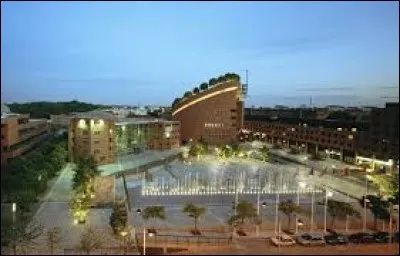 Habitants : 52 349 
Devise : "Le travail vient à bout de tout" 
Spécialité : La jeunesse de la ville (4 dixième âgé de - de 25 ans) 
À voir : Musée Paul-Delouvrier
A vu naître : Niska 
Quelle est cette ville ?