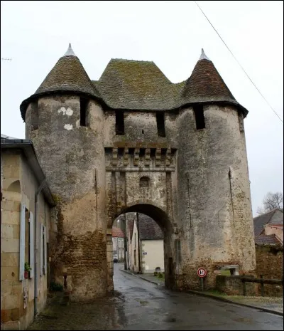 Habitants : 93 202 
Blason : Un château flanqué de 4 drapeaux jaunes 
Spécialité : Les oeufs à la couille d'âne 
À voir : Le château Raoul 
A vu naître : Gérard Depardieu 
Quelle est cette ville ?