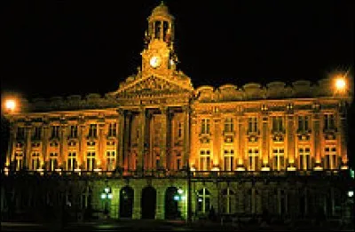 Habitants : 33 004 
Devise : "L'union fait la force" 
Spécialité : Les bêtises 
À voir : Le beffroi 
A vu naître : Louis Blériot 
Quelle est cette ville ?