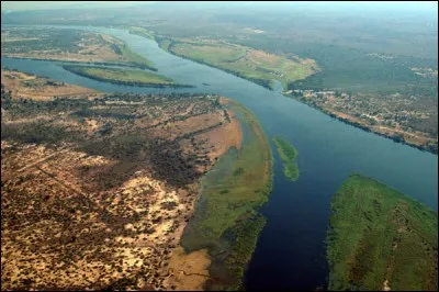 Dans quel pays le fleuve Zambezi prend-il naissance ?