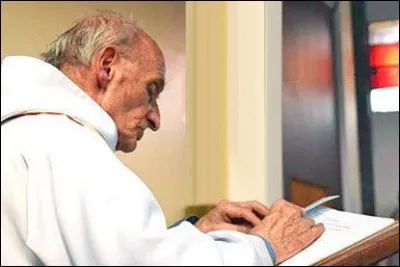 Quel nom porte le livre écrit par le musulman Mohammed Nadim en hommage à l'assassinat du père Hamel?