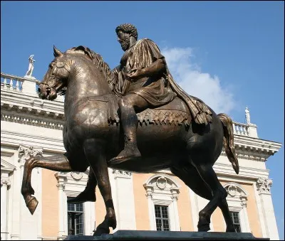 Le nombre de pieds levés sur une statue équestre indique la fin glorieuse ou pas du cavalier.