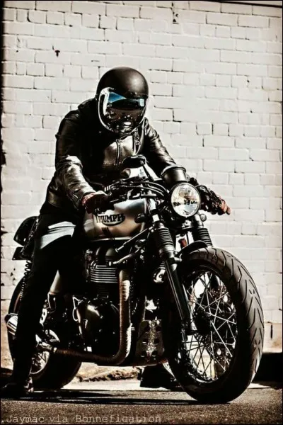 Qu'avait sur son blouson de cuir, 'L'Homme à la moto' d'Édith Piaf ?