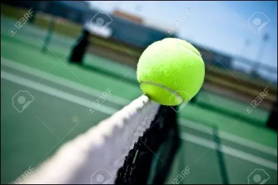 Quand, au service, la balle est let, et qu'elle retombe dehors...