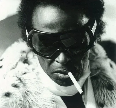 Parmi ces musiciens, quels sont ceux qui &eacute;taient pr&eacute;sents aux c&ocirc;t&eacute;s de Miles Davis sur la sc&egrave;ne lors du concert "Isle of Wight" en 1970 ?