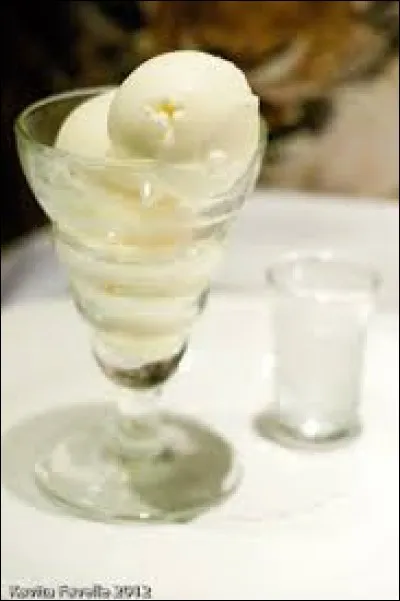 Il faut ajouter du rhum à de la glace au citron pour obtenir un colonel.