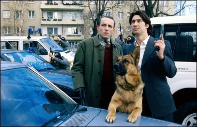 Dans la série autrichienne un chien travaille avec la police, comment se nomme-t-il ?