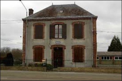Pour commencer cette balade, je vous emmène dans le Centre-Val-de-Loire, à Champrond-en-Perchet. Village de l'arrondissement de Nogent-le-Rotrou, dans la région naturelle du Perche, il se situe dans le département ...