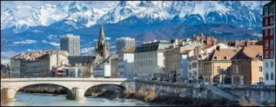 Ville d'Auvergne-Rhône-Alpes, dans l'aire urbaine de Vienne, Le Péage-de-Roussillon se situe dans le département ...
