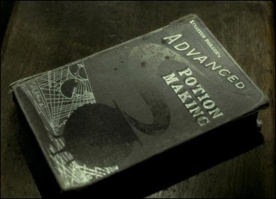 Quand Harry Potter tend le livre de potion au professeur Rogue dans le sixième tome, quel nom y est inscrit ?