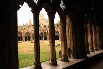 Qui a agressé Mary McDonald lors de leurs études à Poudlard ?