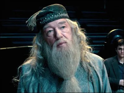 De quelle couleur est la cape que porte Dumbledore lorsqu'il vient confier Harry aux Dursley dans le 1er tome ?