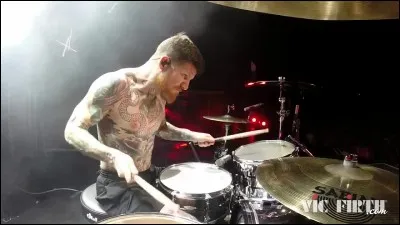 Lequel des membres de Fall Out Boy est le plus âgé ?